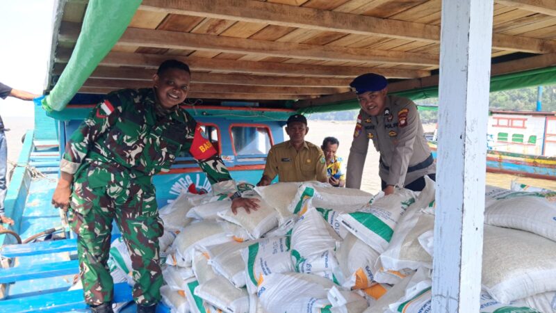 Foto : Pengawalan pendistribusian bantuan beras guna memastikan bantuan tersebut sampai tepat sasaran kepada warga yang berhak menerima