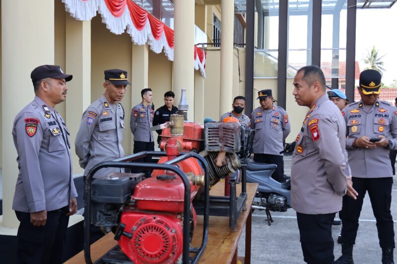 Foto : Kapolresta Pontianak melaksanakan pengecekan sarana dan prasarana penanggulangan karhutla yang dimiliki Polresta Pontianak