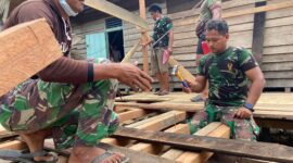 Foto : Anggota Satgas bahu-membahu membangun jalan penghubung antar desa, jembatan, serta sasaran fisik lainnya