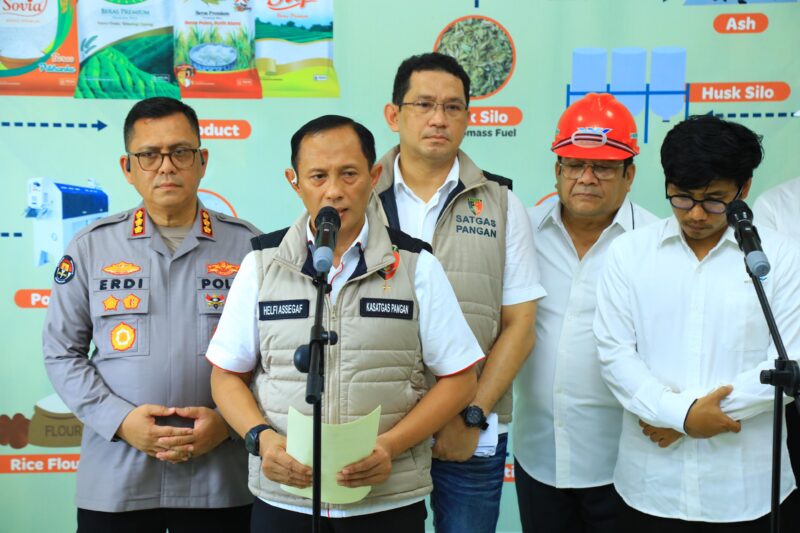 Foto : Rekonstruksi lapangan terkait produksi beras yang diduga tidak sesuai standar mutu di PT Padi Indonesia Maju