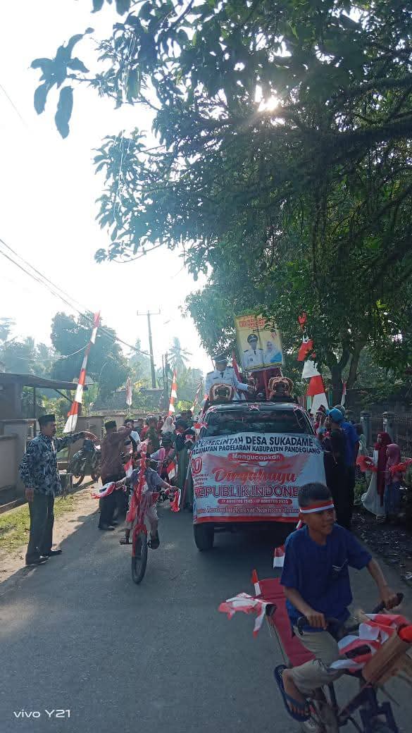 Foto : Arak-arakan menuju Alun-Alun Kecamatan Pagelaran untuk mengikuti upacara bendera dan perayaan bersama