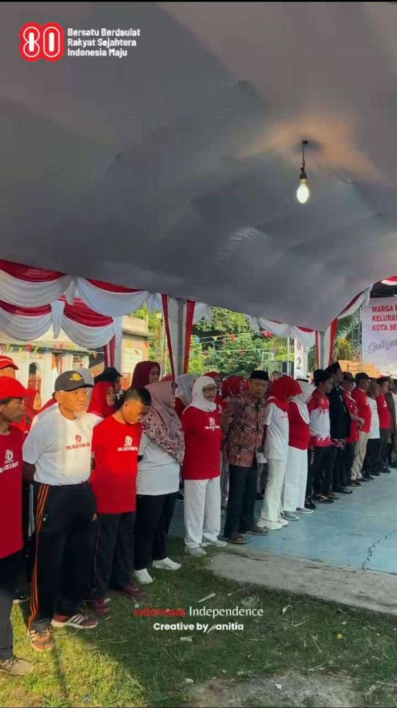 Foto : Upacara peringatan Hari Ulang Tahun (HUT) ke-80 Kemerdekaan Republik Indonesia yang digelar di lapangan fasum Blok G RW 028
