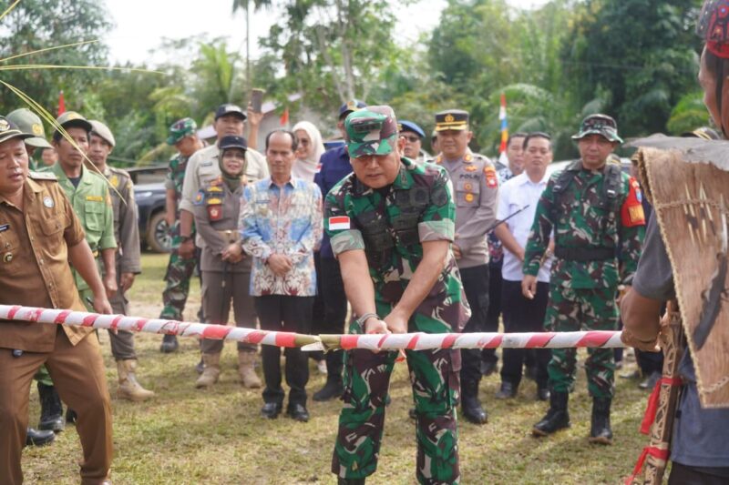 Foto : Kasrem 121/ABW Kolonel Inf Mohamad Isnaeni Tutup TMMD Ke-125 TA. 2025