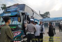 Foto : kegiatan penyekatan dan pengawasan di jalur utama di wilayah Limbangan, Garut