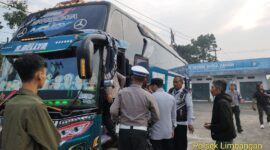 Foto : kegiatan penyekatan dan pengawasan di jalur utama di wilayah Limbangan, Garut