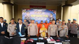 Foto : konferensi pers terkait kasus pengeroyokan yang empat staf Humas Kementerian Lingkungan Hidup (KLH) dan seorang wartawan Tribun News di area PT Genesis Regeneration Smelter (GRS)