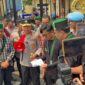 Foto : Polda Banten mengawal jalannya aksi unjuk rasa yang digelar oleh Himpunan Mahasiswa Islam Cabang Serang di depan Mapolda Banten