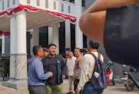 Foto : Oknum Aktivis yang melakukan pelecehan terhadap profesi wartawan di depan Gedung DPRD Kabupaten Pandeglang