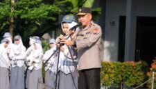 Foto : Kapolda Banten Brigjen Pol Hengki memimpin upacara serentak tingkat SMA/SMK sederajat yang berlangsung di SMAN 2 Kota Serang