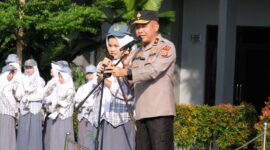 Foto : Kapolda Banten Brigjen Pol Hengki memimpin upacara serentak tingkat SMA/SMK sederajat yang berlangsung di SMAN 2 Kota Serang