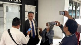 Foto : Advokat dan penasihat hukum, Elia Ronny Sianressy, S.H. di Kantor Dewan Pers, Kebon Sirih, Jakarta Pusat