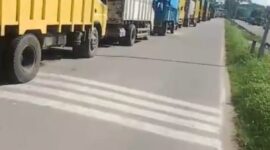 Foto : Antrian kendaraan ekspedisi yang didominasi truk hingga sepanjang 3 kilometer di jalan menuju pelabuhan