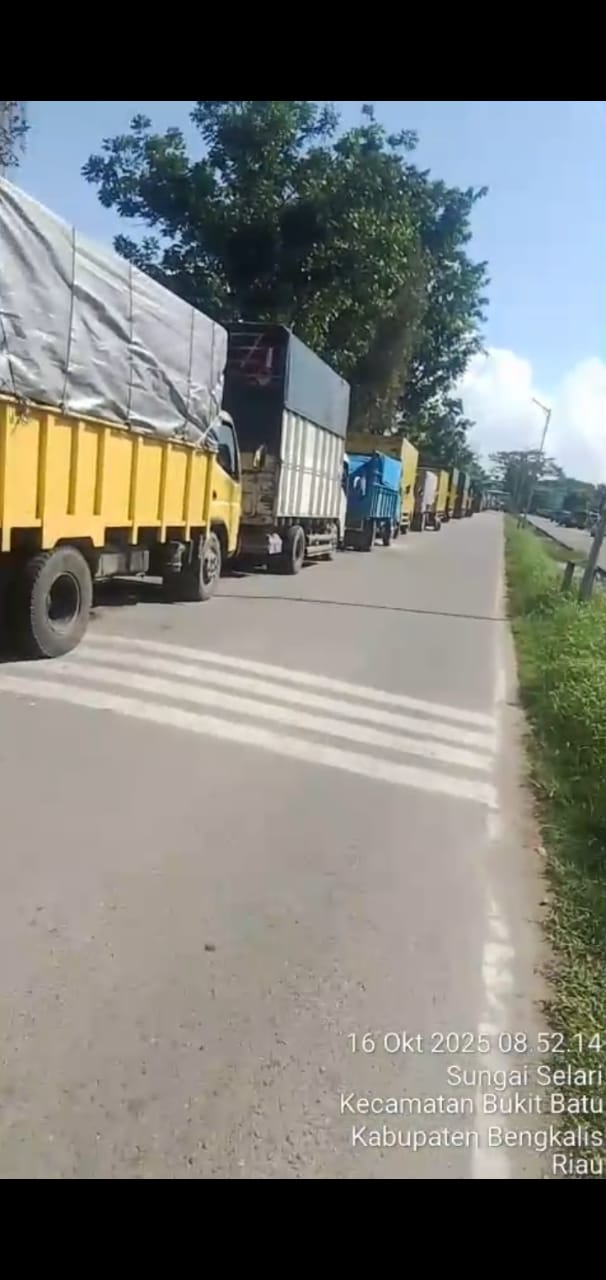 Foto : Antrian kendaraan ekspedisi yang didominasi truk hingga sepanjang 3 kilometer di jalan menuju pelabuhan