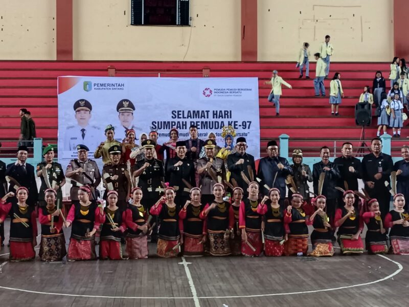 Foto : Upacara memperingati Hari Sumpah Pemuda yang ke-97 Tahun 2025 di Gedung Olah Raga Apang Semangai Sintang.