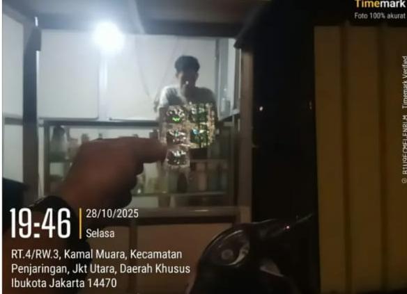 Foto : Sebuah Kios kecil di RT 4/RW 3, Kelurahan Kamal Muara, Jakarta Utara