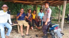 Foto : Kanit Binmas Polsek Sebangki Aipda Suriyansyah melaksanakan kegiatan sambang warga di salah satu desa binaannya